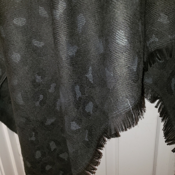 NWOT! Animal Print Wrap [super softie] - Picture 5 of 11